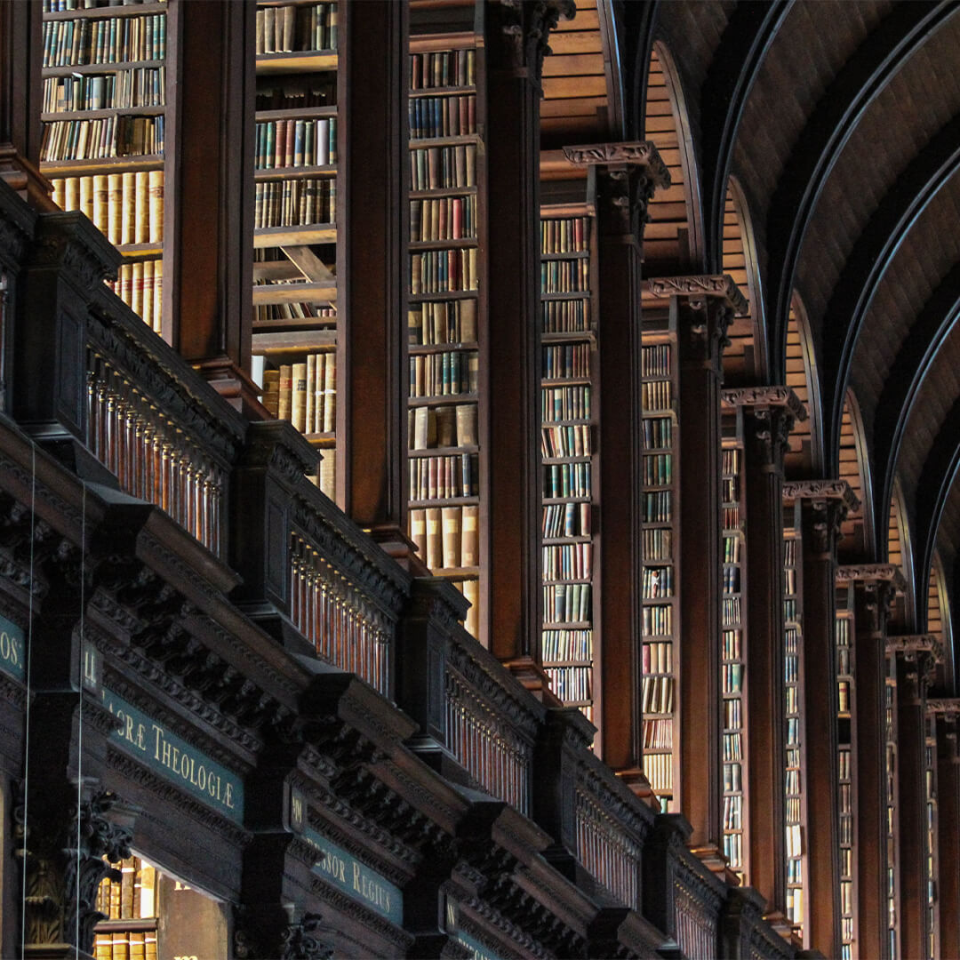 Ancienne bibliothèque à deux étages remplie d'étagères et de livres classiques - Odgers Executive Search Board Headhunters