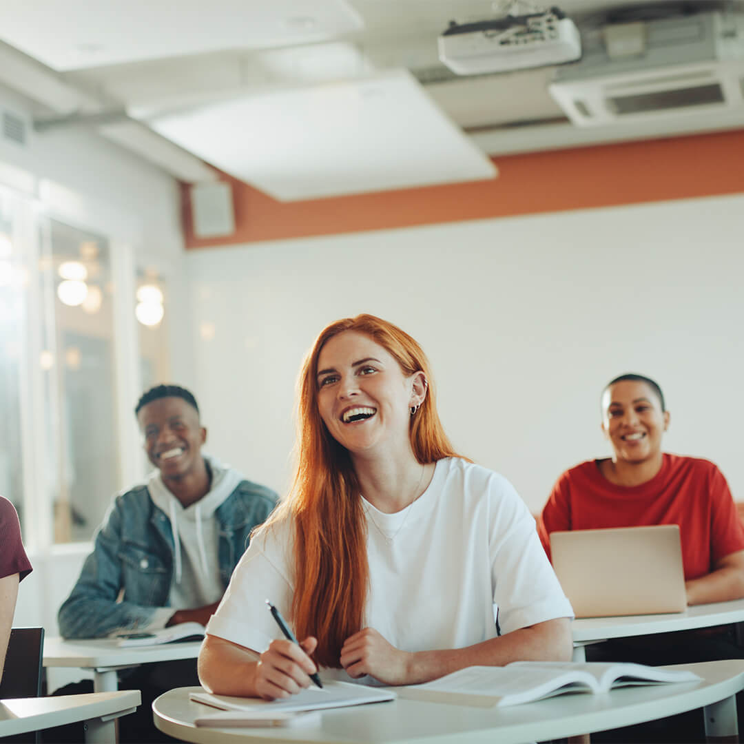 odgers berndtson - étudiants assis à des bureaux regardant vers l'avant de la classe