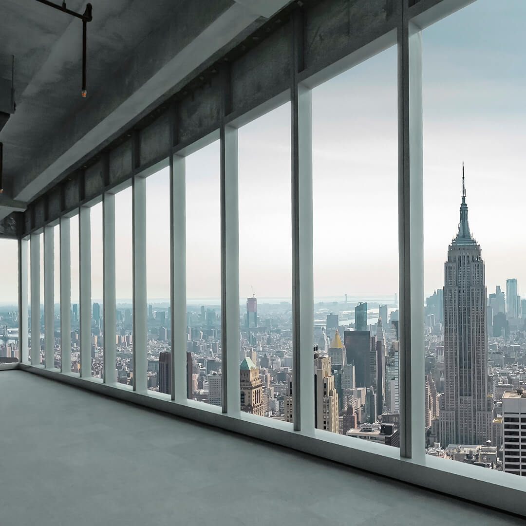 Vue de l'intérieur du nouveau bâtiment de bureaux donnant sur la ville à travers une fenêtre en verre - Odgers Executive Search Board Headhunters