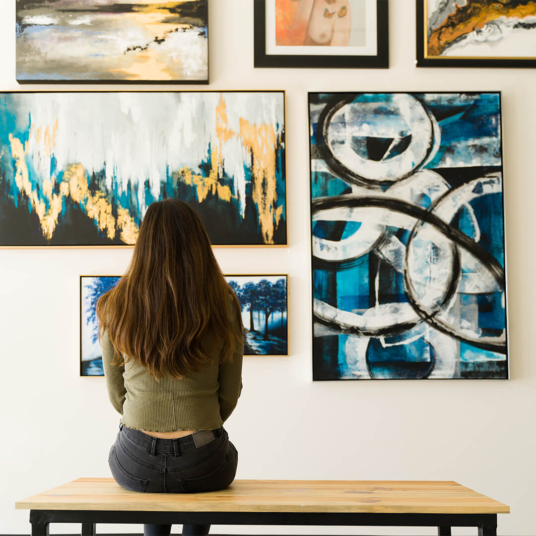 Odgers Berndtson - Mujer sentada en un banco mirando una obra de arte abstracta